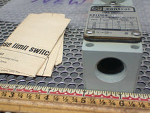 Load image into Gallery viewer, General Electric CR115GB10110 Limit Switch With Roller Lever 10A 600VAC NEW