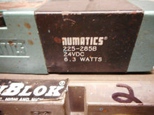 Load image into Gallery viewer, Numatics (5) 081SS400M & (4) 081SS400M000061 Solenoid Valves With Flexiblok Base