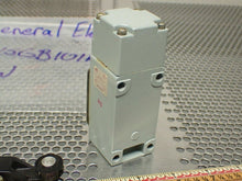 Load image into Gallery viewer, General Electric CR115GB10110 Limit Switch With Roller Lever 10A 600VAC NEW