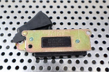 Load image into Gallery viewer, FUJISOKU SGE220RD-1 Switches 20(15)A 125V 10(7.5)A 250V New Old Stock (Lot of 5)