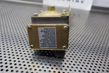 Load image into Gallery viewer, Transamerica Delaval D2T-H18 Pressure Switch .4-18PSI .028-1.24Bar 60PSI 4.14Bar