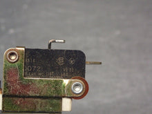 Load image into Gallery viewer, Micro Switch 130072 Pushbutton Snap Switches 15A 1/2HP 125V New (Lot of 5)