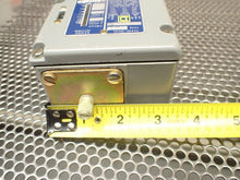 Load image into Gallery viewer, Square D 9025-BCW-33 Ser B Temperature Switch Set 115-123F New Old Stock