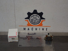 Load image into Gallery viewer, Honeywell 92CX5 Explosion Proof Limit Switch New Old Stock