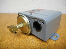 Load image into Gallery viewer, Johnson Control P67AA-2 Pressure Control Switch Used With Warranty
