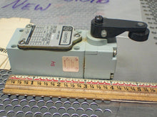 Load image into Gallery viewer, General Electric CR115GB10110 Limit Switch With Roller Lever 10A 600VAC NEW
