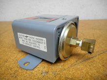 Load image into Gallery viewer, Johnson Control P67AA-2 Pressure Control Switch Used With Warranty
