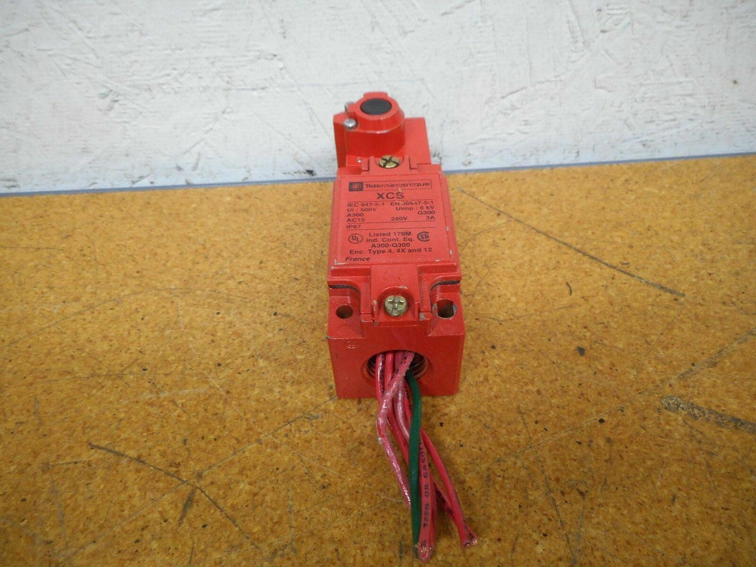 Telemecanique XCS-B703 Safety Interlock Switch 3A 240V AC15 A300-Q300 Used