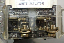 Load image into Gallery viewer, Allen Bradley 800H-JP44KB7 Ser C Keyed Selector Switches Used No Keys (Lot of 2)
