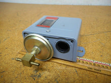 Load image into Gallery viewer, Johnson Control P67AA-2 Pressure Control Switch Used With Warranty
