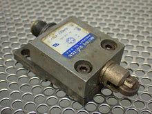 Load image into Gallery viewer, Micro Switch 914CE2-KQV Limit Switch 3A 250VAC Used With Warranty
