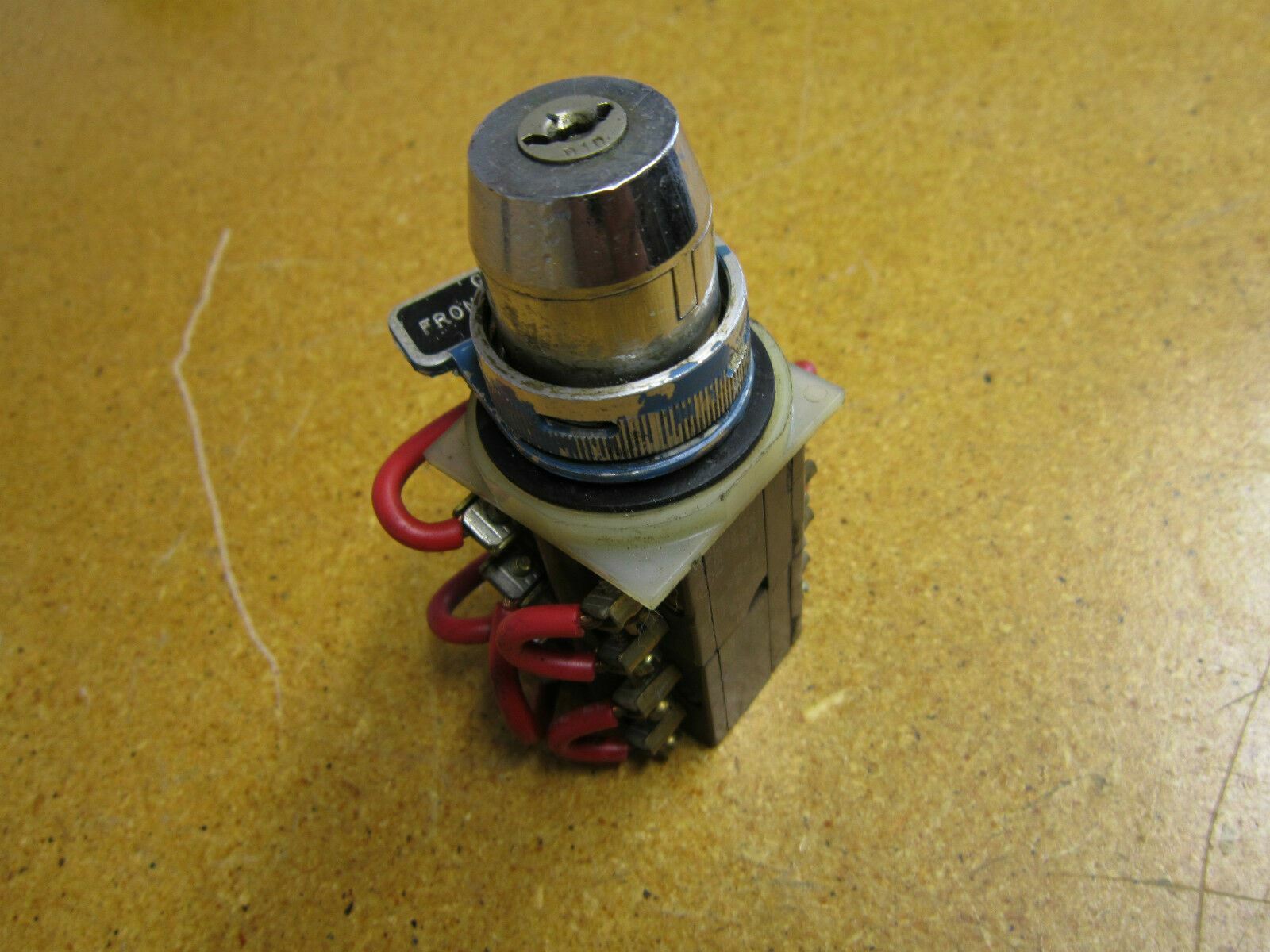 Square D 9001 KA-1 Ser B Locking Switch With Four Contact Blocks No Ke ...