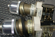 Load image into Gallery viewer, Allen Bradley 800H-JP44KB7 Ser C Keyed Selector Switches Used No Keys (Lot of 2)

