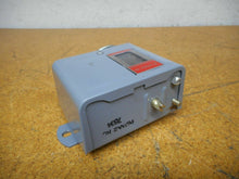 Load image into Gallery viewer, Johnson Control P67AA-2 Pressure Control Switch Used With Warranty
