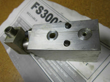 Load image into Gallery viewer, GP Reeves Inc FS3000PNP Flow Sensor 3000PSI 1.025&quot; Used See All Pictures
