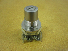 Load image into Gallery viewer, Allen Bradley 800T-NX55A Selector Switch 10A 600VAC No Key Gently Used
