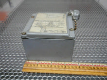Load image into Gallery viewer, Square D 9012-GDW-5 Ser C Pressure Switch Used With Warranty
