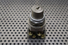 Load image into Gallery viewer, Allen Bradley 800T-H33 Ser T Keyed Selector Switches Used W/ Warranty (No Keys)
