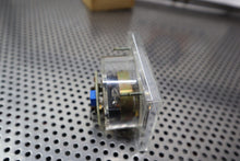 Load image into Gallery viewer, D-915219YB 7028 040-03 500UA-FS DEW/FROST POINT Meter New Old Stock
