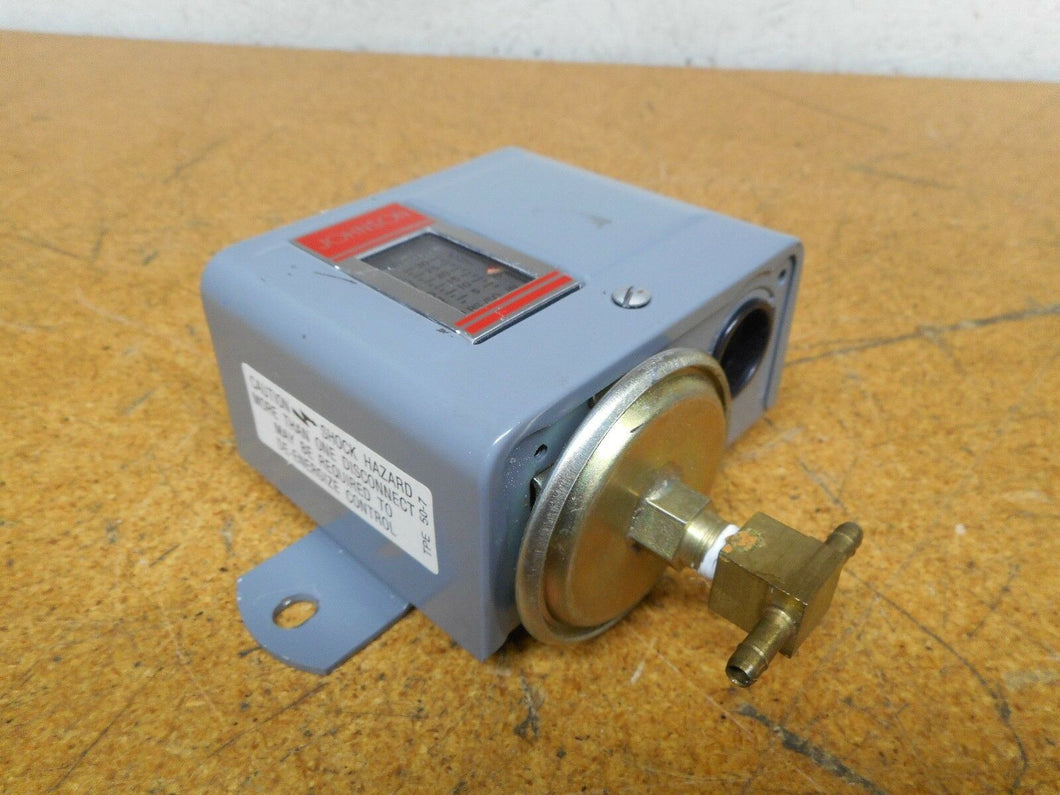 Johnson Control P67AA-2 Pressure Control Switch Used With Warranty