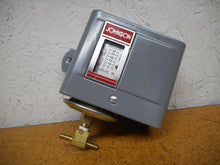 Load image into Gallery viewer, Johnson Control P67AA-2 Pressure Control Switch Used With Warranty
