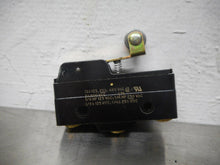 Load image into Gallery viewer, Selecta BZ-2RW822-A2-BG Short Roller Lever Switch SPDT 15A 125/250/480VAC NEW
