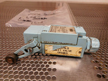 Load image into Gallery viewer, Micro Switch LSA5A Limit Switch 10A 120VAC Used With Warranty
