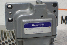 Load image into Gallery viewer, Honeywell 124LD2 Limit Switch New Old Stock See All Pictures
