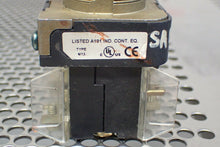 Load image into Gallery viewer, Allen Bradley 800T-24HG2KB6AX Ser U Illuminated Selector Switch Used See Pics
