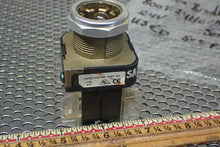 Load image into Gallery viewer, Allen Bradley 800T-24HG2KB6AX Ser U Illuminated Selector Switch Used See Pics
